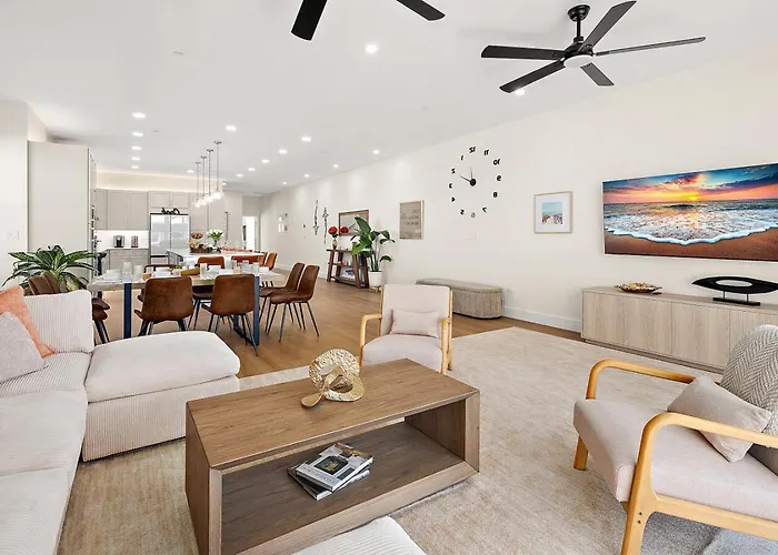 Getaway South - Ocean View Sky Lounge, Hot Tub, Game Holiday home *