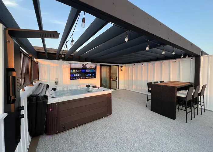 Holiday home Getaway South - Ocean View Sky Lounge, Hot Tub, Game *