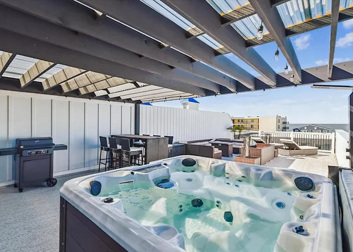 Getaway South - Ocean View Sky Lounge, Hot Tub, Game Holiday home *