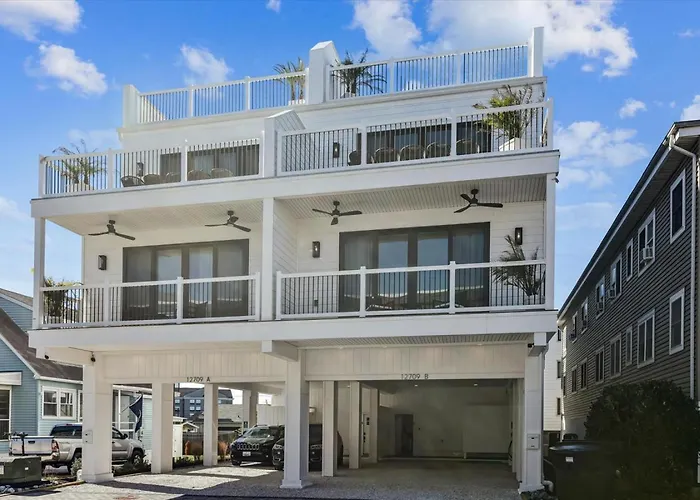 Getaway South - Ocean View Sky Lounge, Hot Tub, Game Holiday home