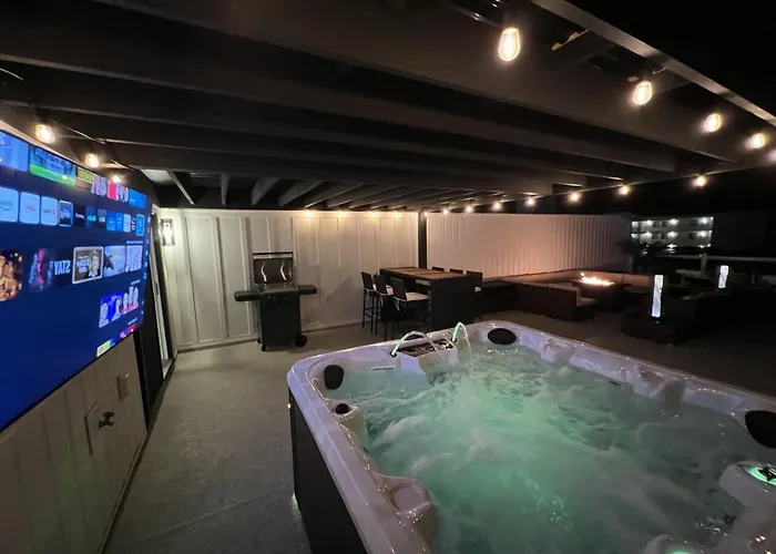 Getaway South - Ocean View Sky Lounge, Hot Tub, Game Holiday home *