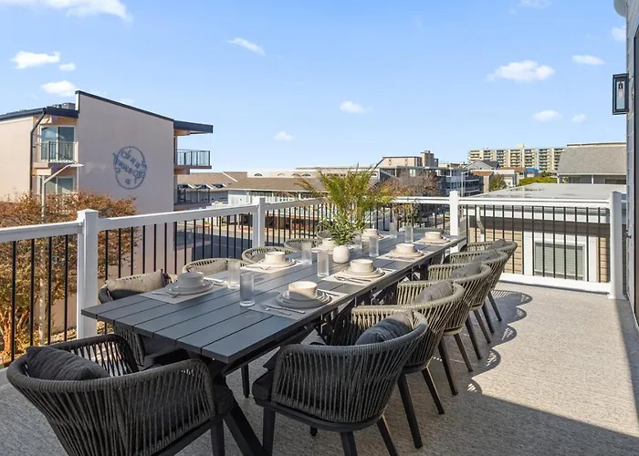 Getaway South - Ocean View Sky Lounge, Hot Tub, Game Holiday home *