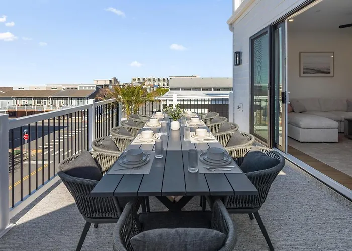 Getaway South - Ocean View Sky Lounge, Hot Tub, Game Holiday home