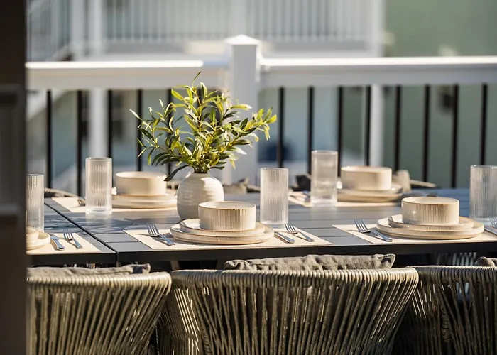 Getaway South - Ocean View Sky Lounge, Hot Tub, Game *
