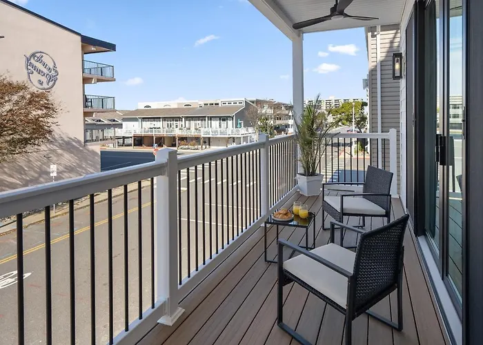 Getaway South - Ocean View Sky Lounge, Hot Tub, Game *
