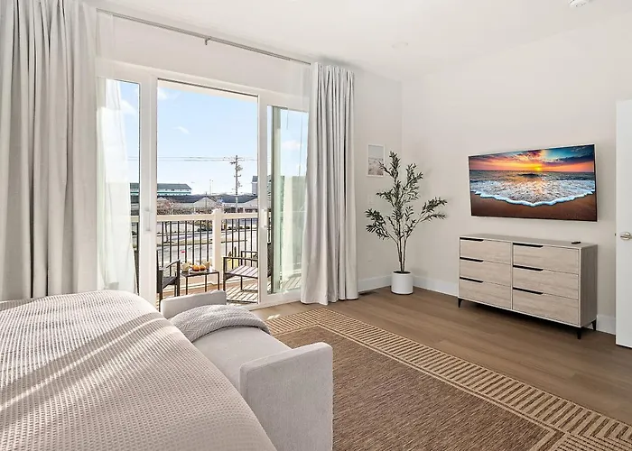 Getaway South - Ocean View Sky Lounge, Hot Tub, Game Holiday home *