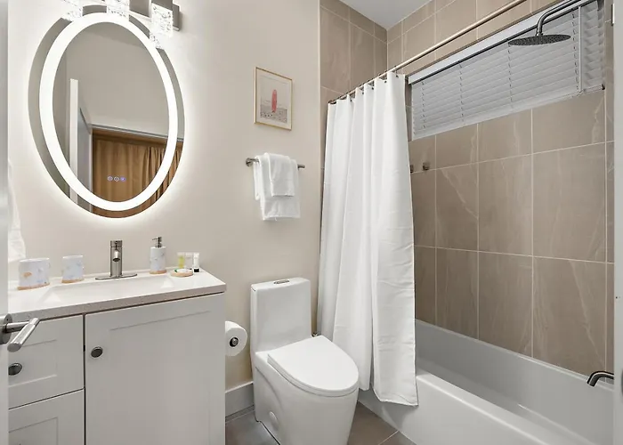 Getaway South - Ocean View Sky Lounge, Hot Tub, Game Holiday home *