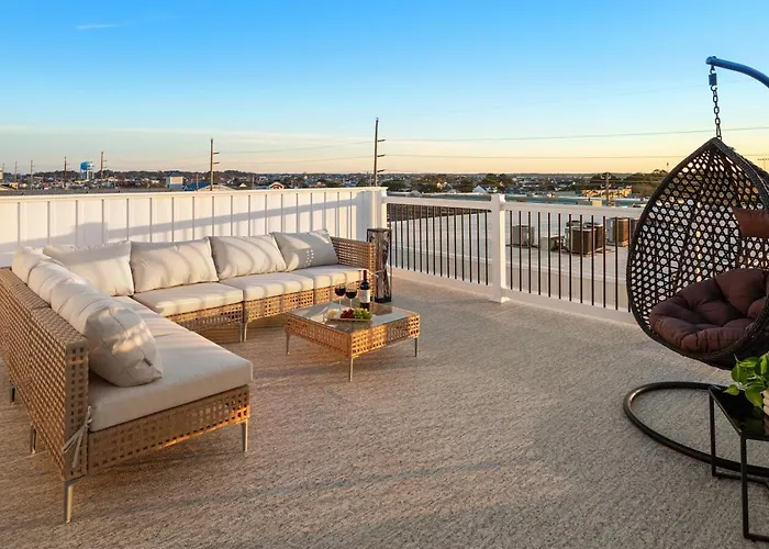 Getaway South - Ocean View Sky Lounge, Hot Tub, Game Holiday home *