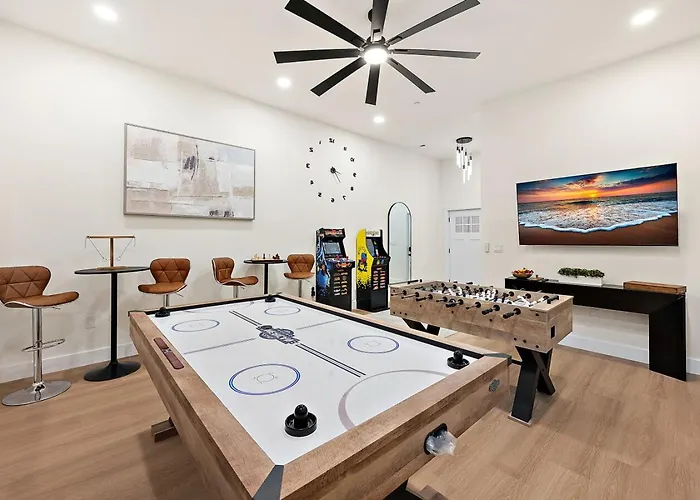Getaway South - Ocean View Sky Lounge, Hot Tub, Game Holiday home