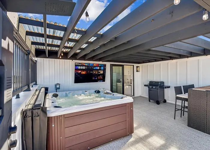 Getaway South - Ocean View Sky Lounge, Hot Tub, Game *