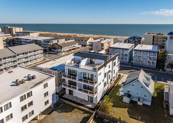 Getaway South - Ocean View Sky Lounge, Hot Tub, Game *