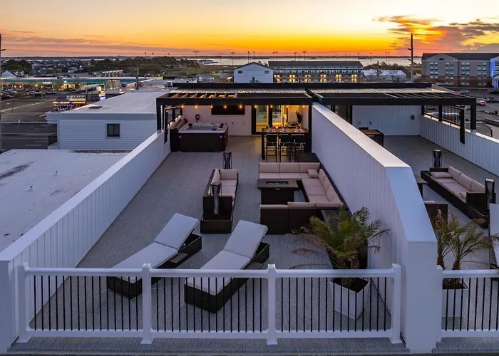 Getaway South - Ocean View Sky Lounge, Hot Tub, Game *